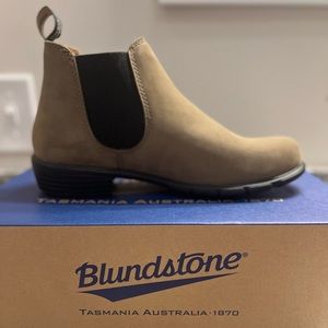 NEW IN BOX Blundstones